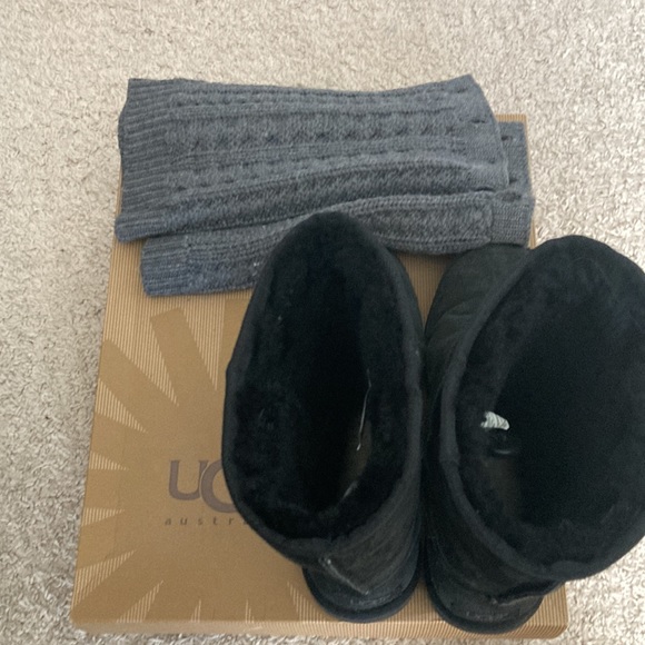 Woman’s black UGG size 7 - Picture 2 of 6